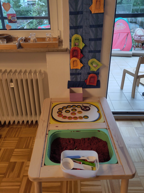 Sensoriktisch mit wechselnden Materialien